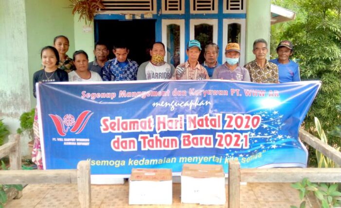 PT WHW Kembali Salurkan Bantuan Bingkisan Natal ke Empat Dusun di Kendawangan