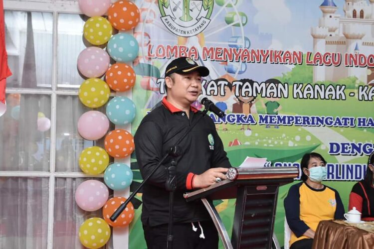 Sekretaris Daerah Kabupaten Ketapang Alexander Wilyo, S.STP.,M.Si membuka Lomba Menyanyikan Lagu Indonesia Raya dan Senam Ceria Anak.