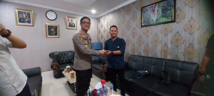 Kapolres Ketapang, AKBP Yani Permana, kepada ketua AJK Theo Bernadhi.