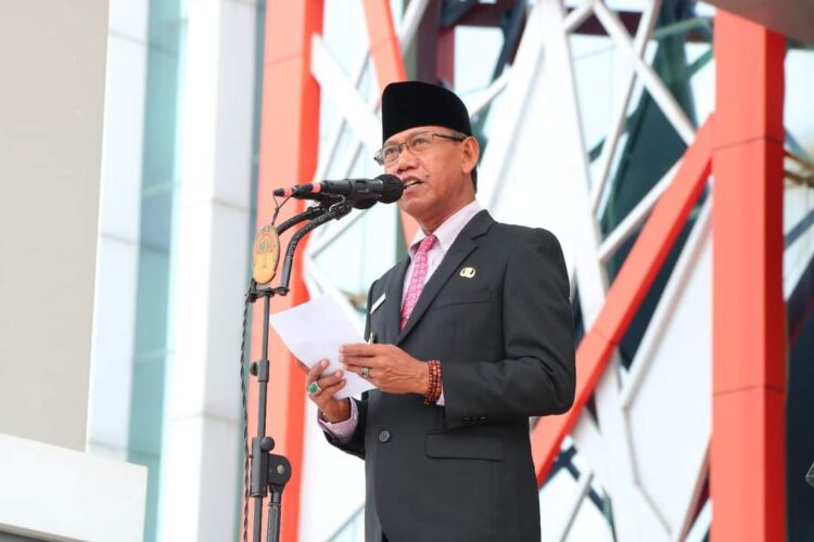 Wakil Bupati (Wabup) Ketapang H. Farhan, SE., M.Si, menjadi Inspektur Upacara (Irup) pada peringatan Hari Bela Negara ke 75 Tahun 2023 